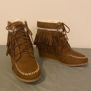 NWOT Fringed wedged booties
